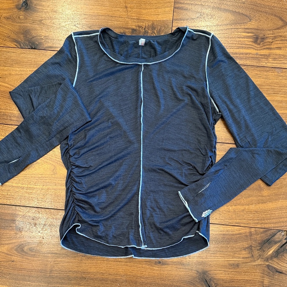 FP Movement Right On Run Women’s dark grey Long-Sleeve Ruched Side Top .
